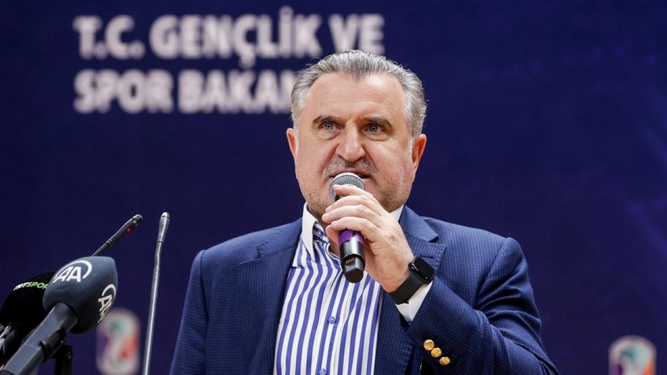 Bakan Bak: Çocuklarınızı spor salonlarına getirin