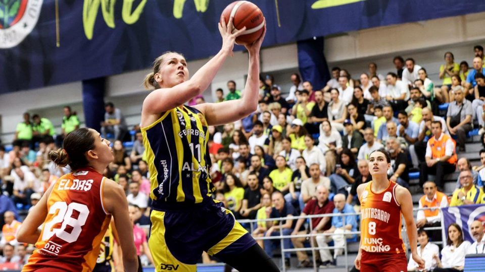 Kadınlar basketbolunda derbi Fenerbahçe’nin