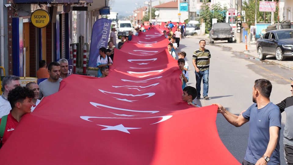 Sporcu ve antrenörler 100 metrelik Türk bayrağıyla yürüyüş yaptı