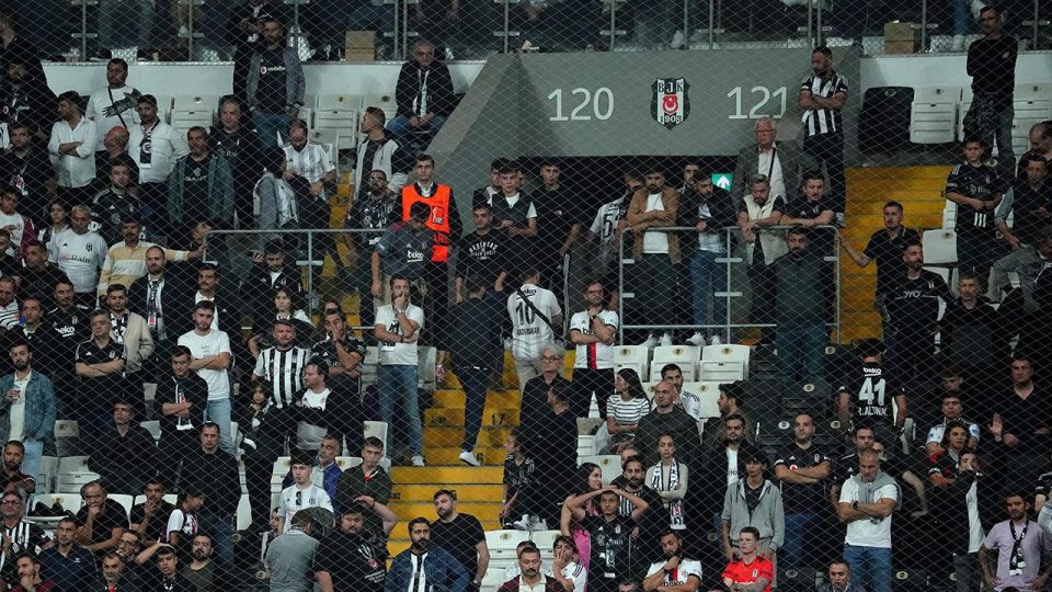 Beşiktaş taraftarının bir kısmı stattan ayrılmadı