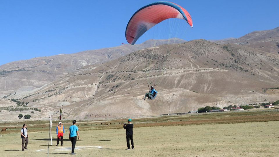 Erzincan’da Yamaç Paraşütü Hedef Eğitim Yarışması başladı