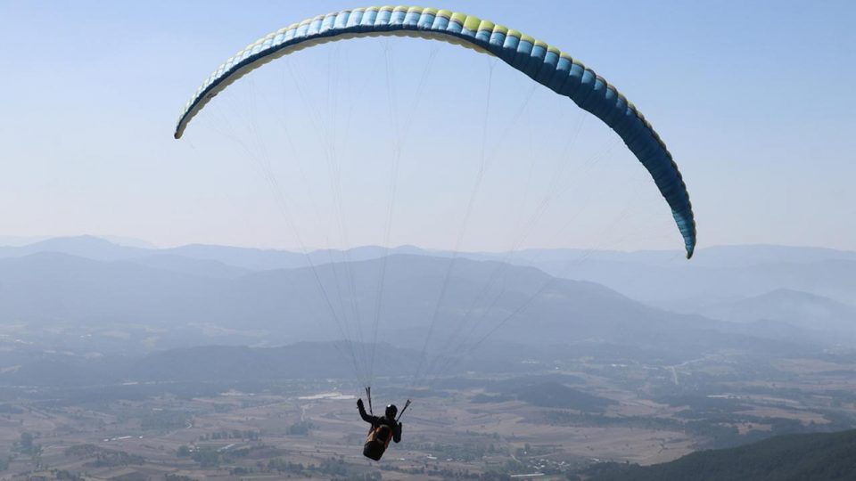 Paraşüt tutkunları Abant’ta atlayış yaptı