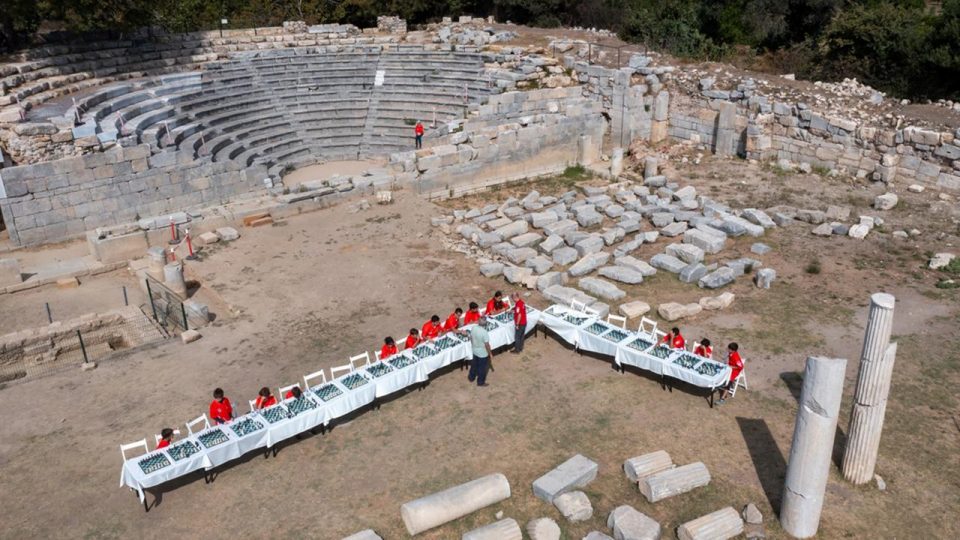 Teos Antik Kenti satrançta usta-öğrenci buluşmasına ev sahipliği yaptı